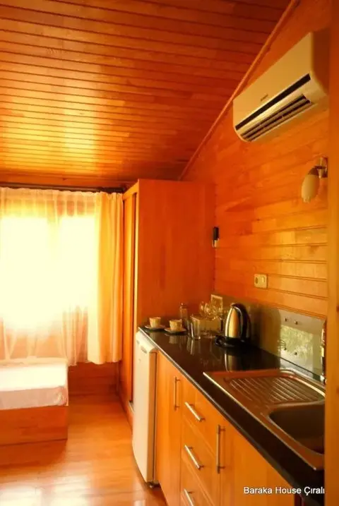 Чиралы: Baraka House