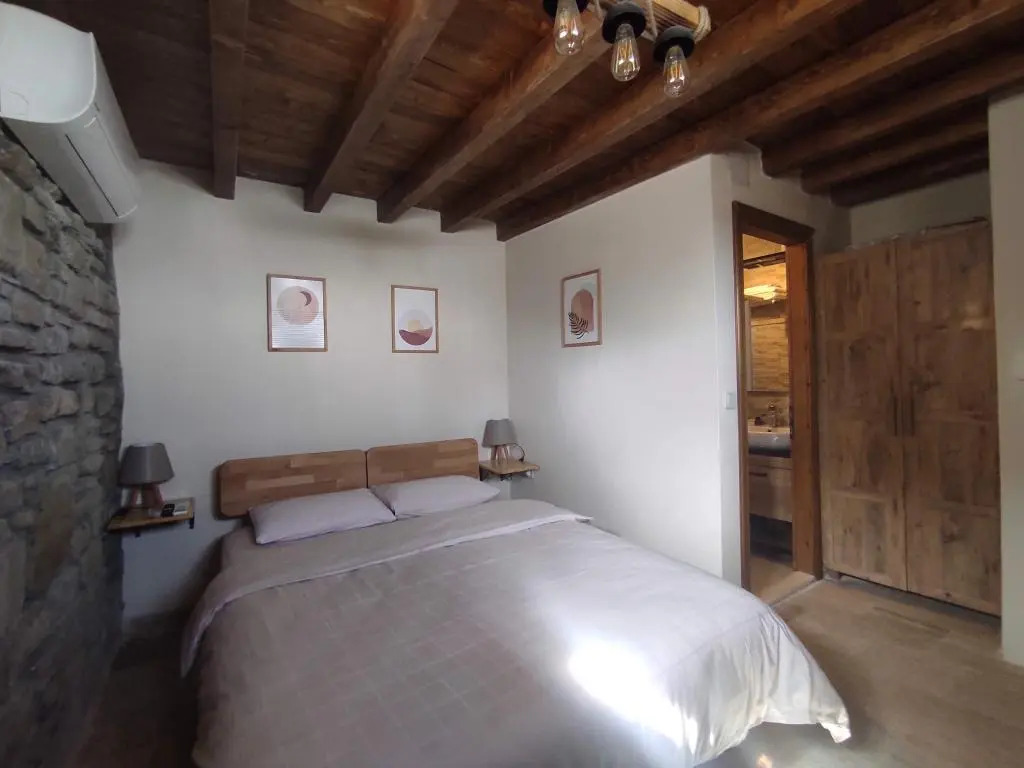 Зейтинликой: The Hill Village House