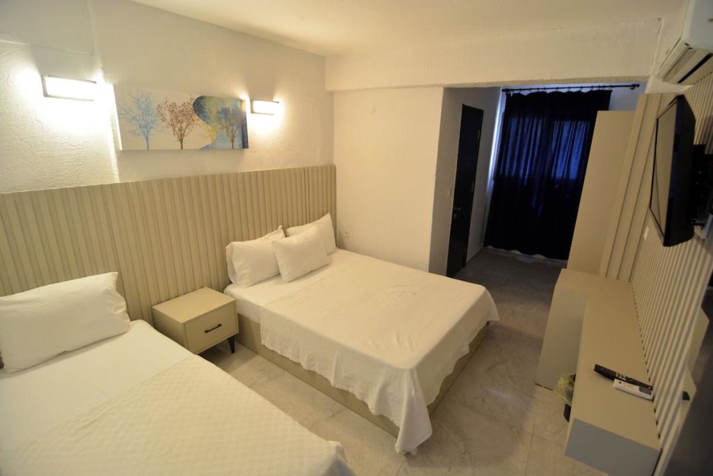 Чешме: Ados Hotel