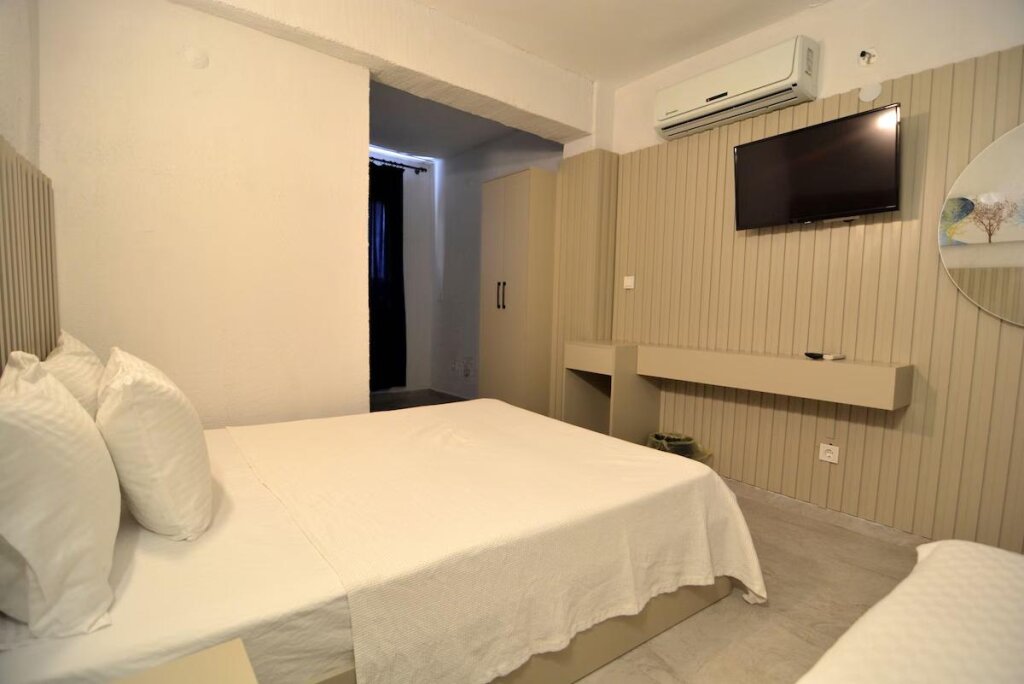 Чешме: Ados Hotel