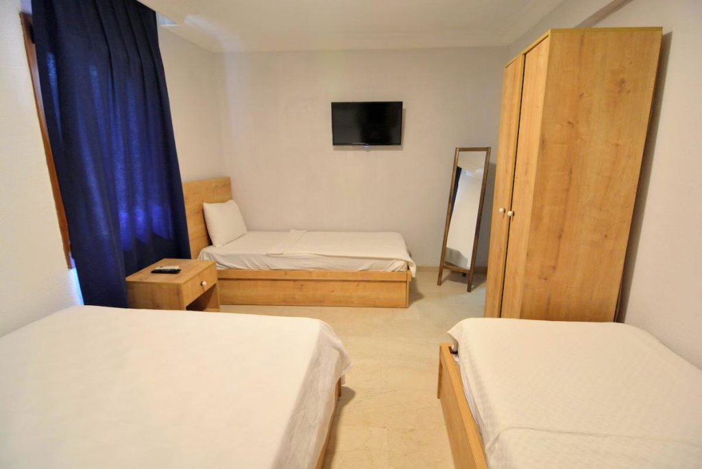 Чешме: Ados Hotel