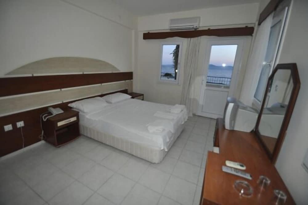 Тургутрейс: Ado Beach Hotel
