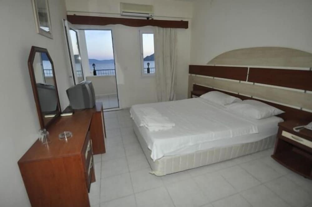 Тургутрейс: Ado Beach Hotel