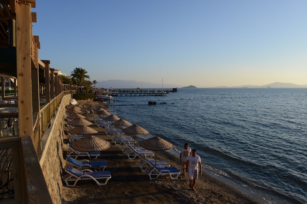 Тургутрейс: Ado Beach Hotel