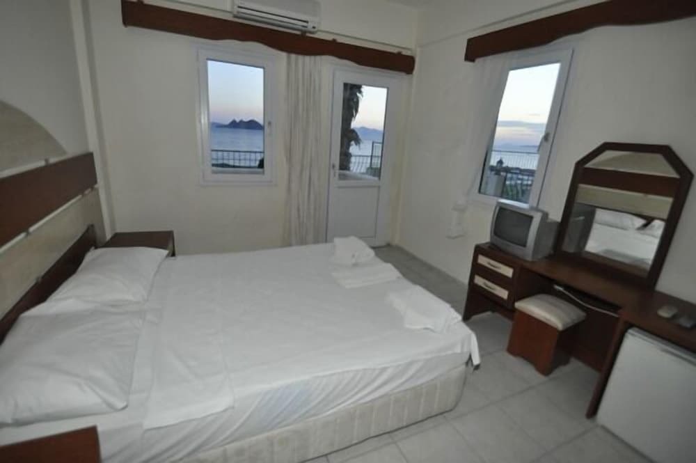 Тургутрейс: Ado Beach Hotel