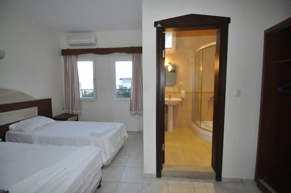 Тургутрейс: Ado Beach Hotel
