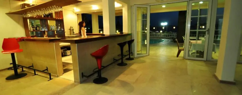 Тургутрейс: Ado Beach Hotel