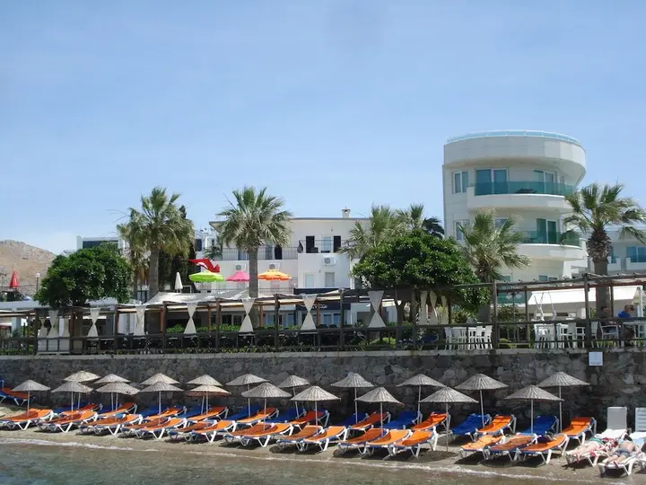 Тургутрейс: Ado Beach Hotel