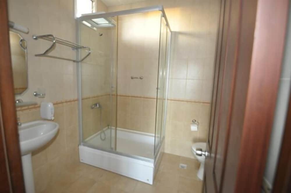 Тургутрейс: Ado Beach Hotel
