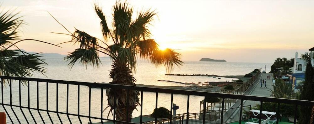 Тургутрейс: Ado Beach Hotel