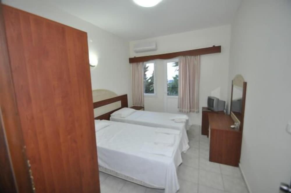 Тургутрейс: Ado Beach Hotel