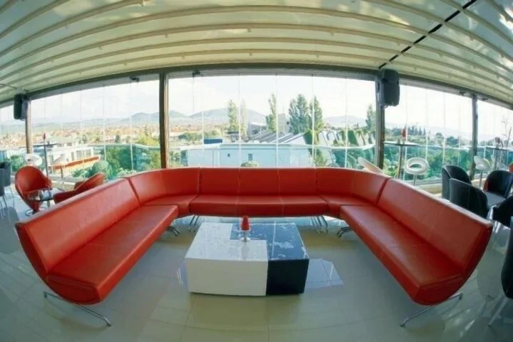 Бурхание: Idahan Hotel