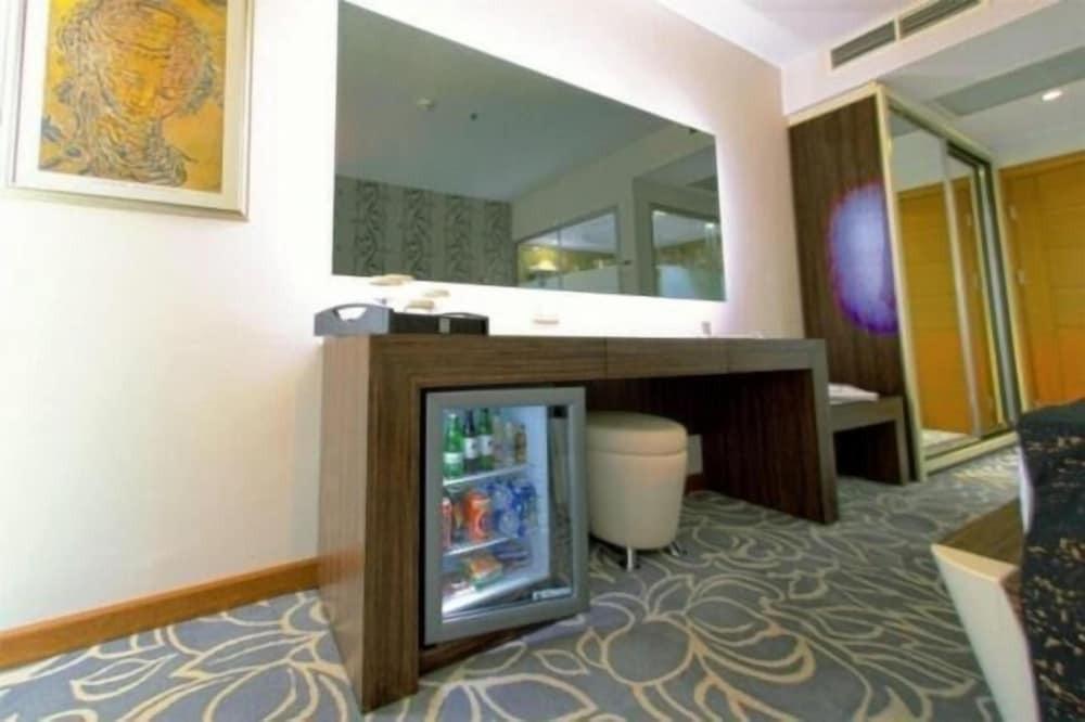 Бурхание: Idahan Hotel