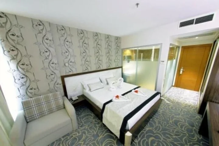 Бурхание: Idahan Hotel