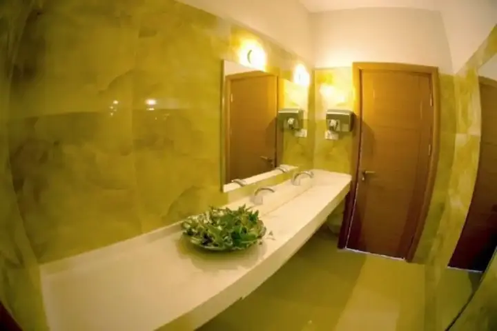 Бурхание: Idahan Hotel
