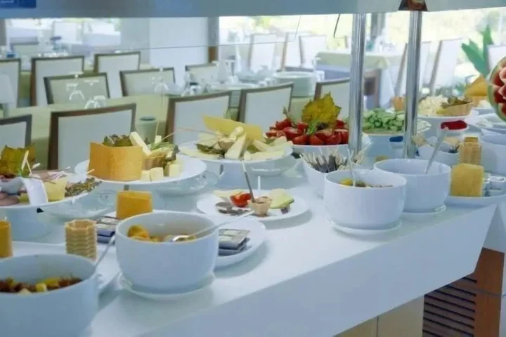 Бурхание: Idahan Hotel