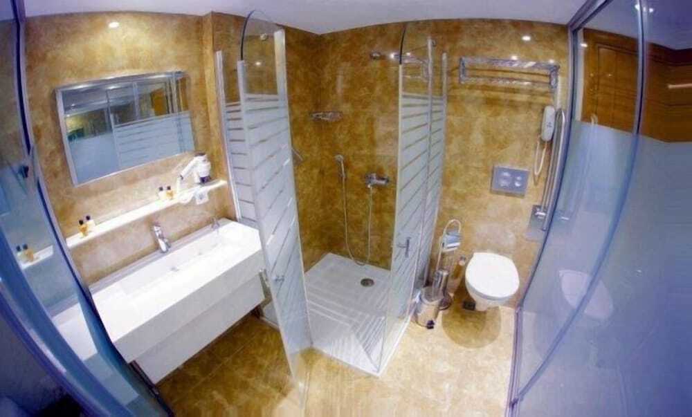 Бурхание: Idahan Hotel