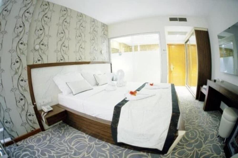 Бурхание: Idahan Hotel