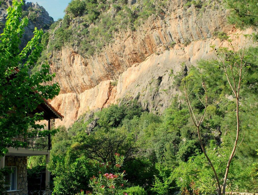 Чиралы: Dionysos Lodge