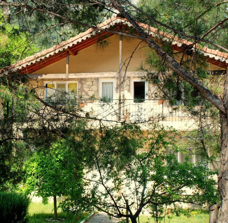 Чиралы: Dionysos Lodge