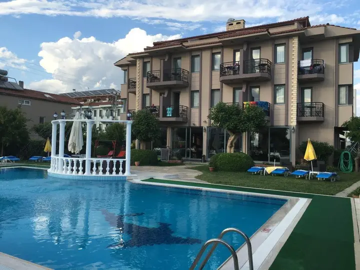 Гёчек: Golden Moon Hotel
