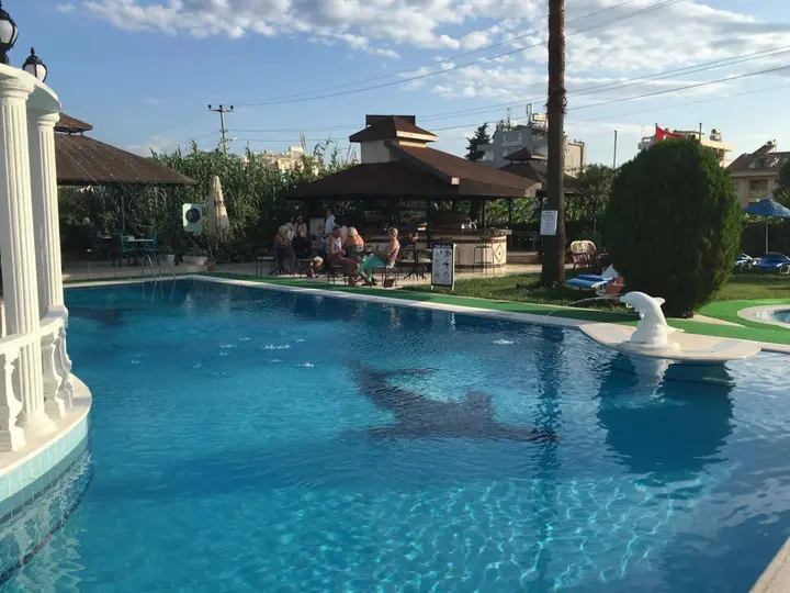 Гёчек: Golden Moon Hotel