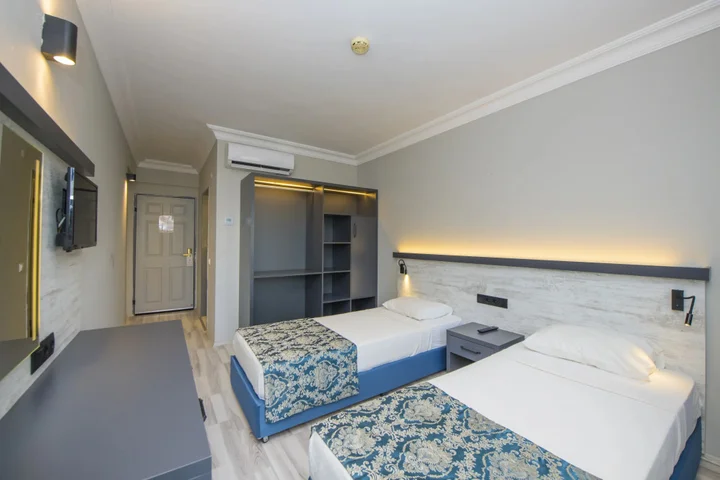 Гёчек: Golden Moon Hotel