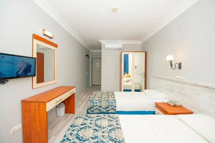Гёчек: Golden Moon Hotel