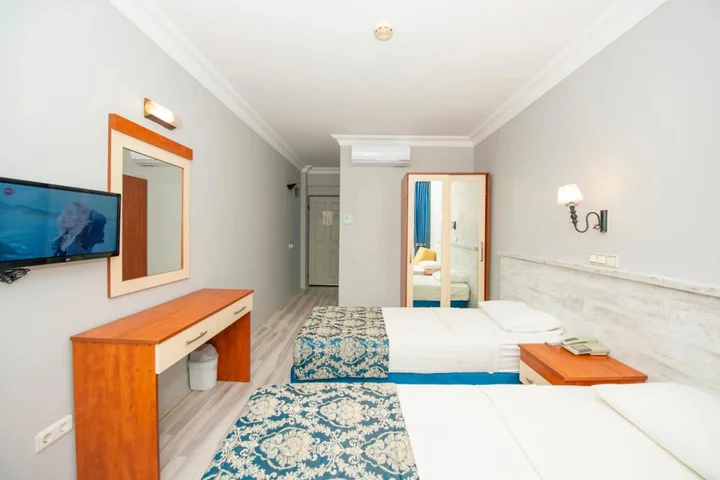 Гёчек: Golden Moon Hotel
