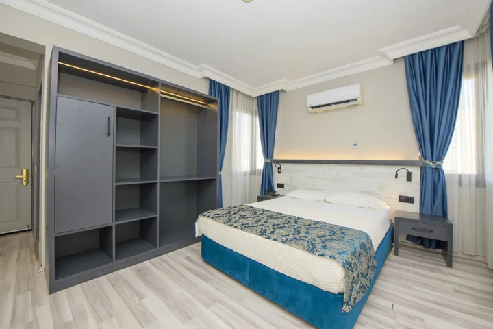 Гёчек: Golden Moon Hotel