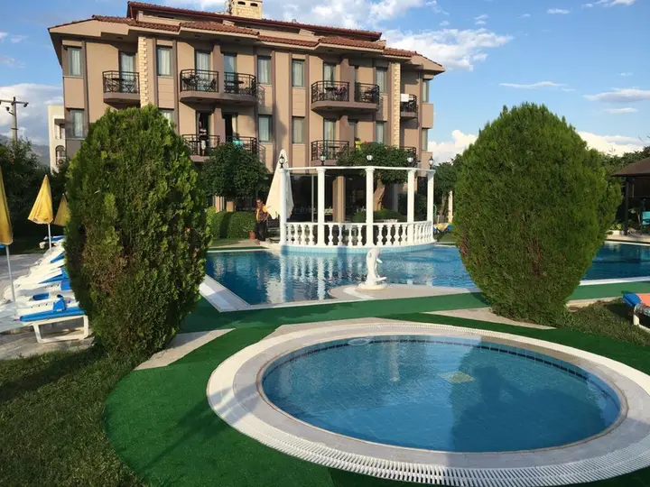 Гёчек: Golden Moon Hotel