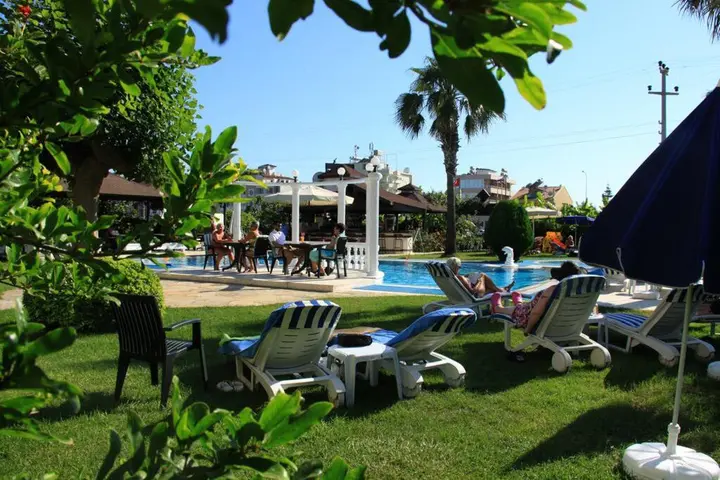 Гёчек: Golden Moon Hotel