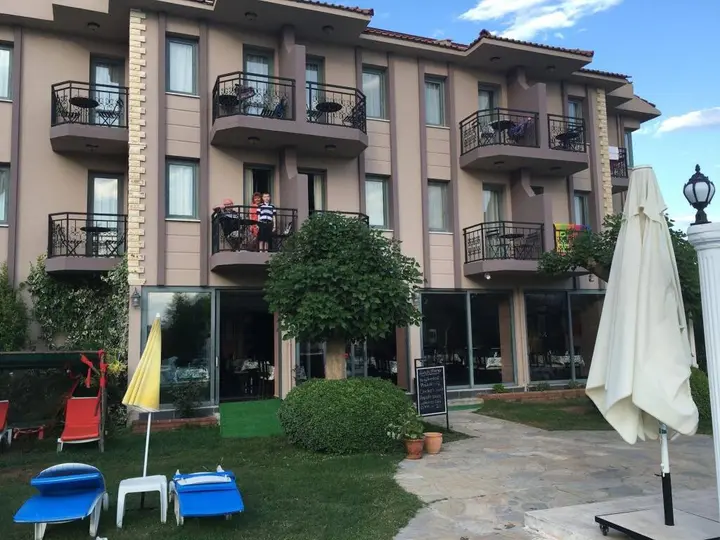 Гёчек: Golden Moon Hotel