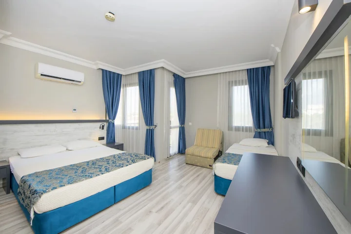 Гёчек: Golden Moon Hotel