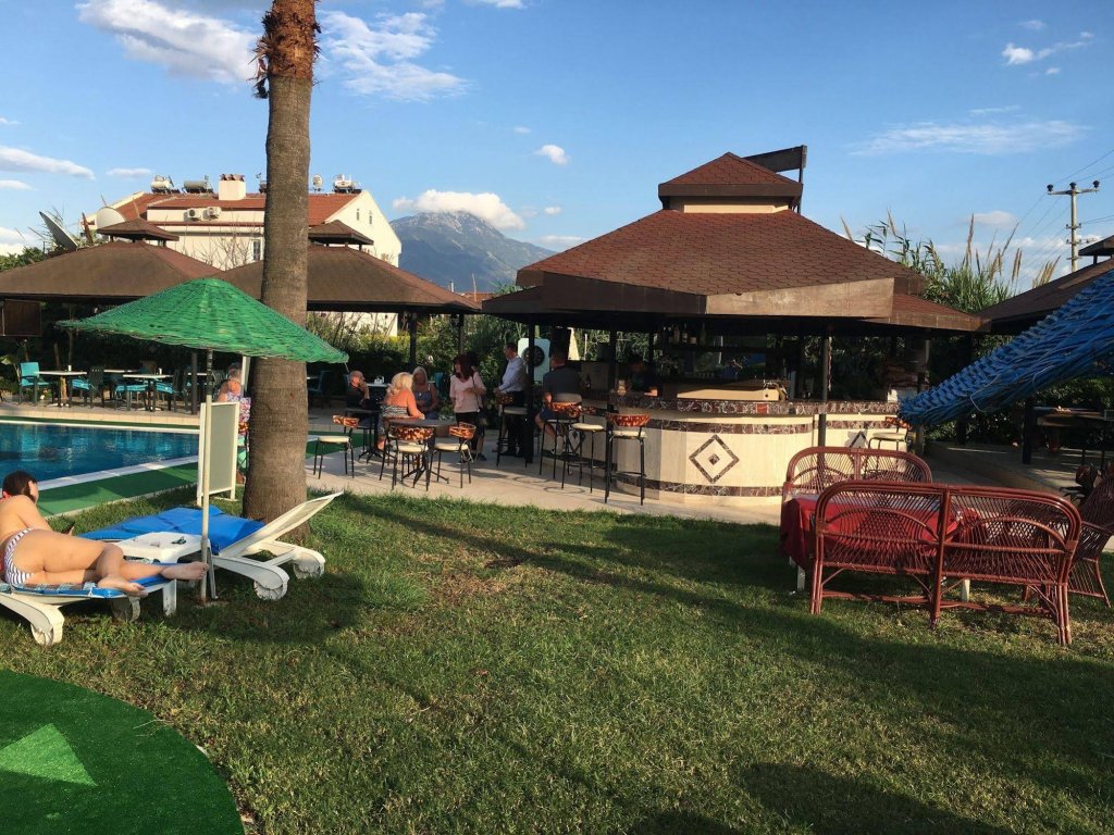 Гёчек: Golden Moon Hotel