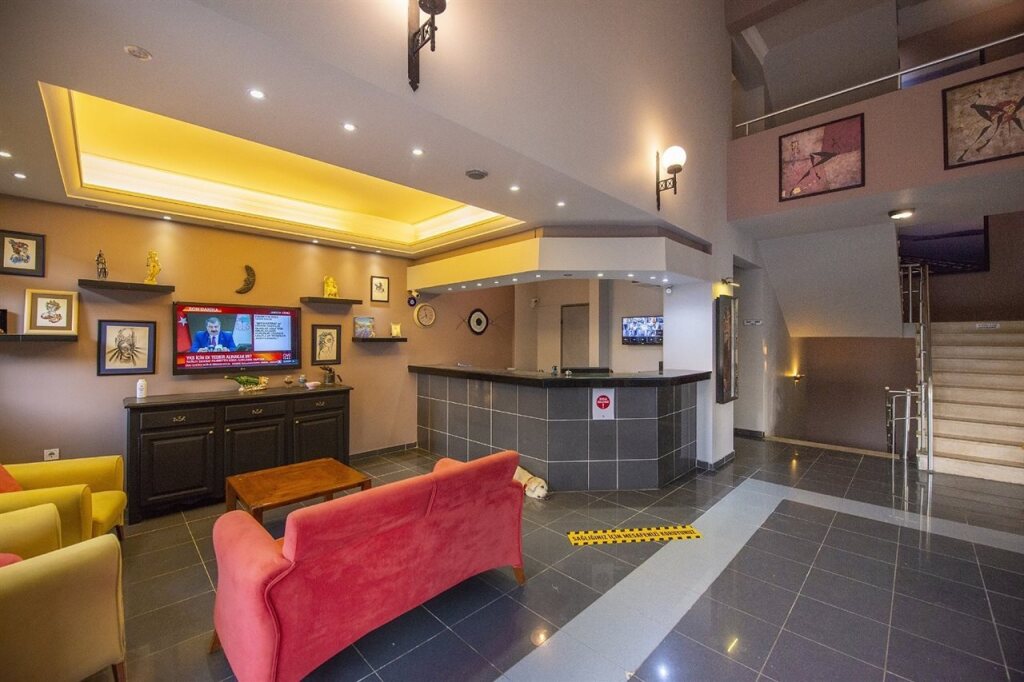 Гёчек: Golden Moon Hotel