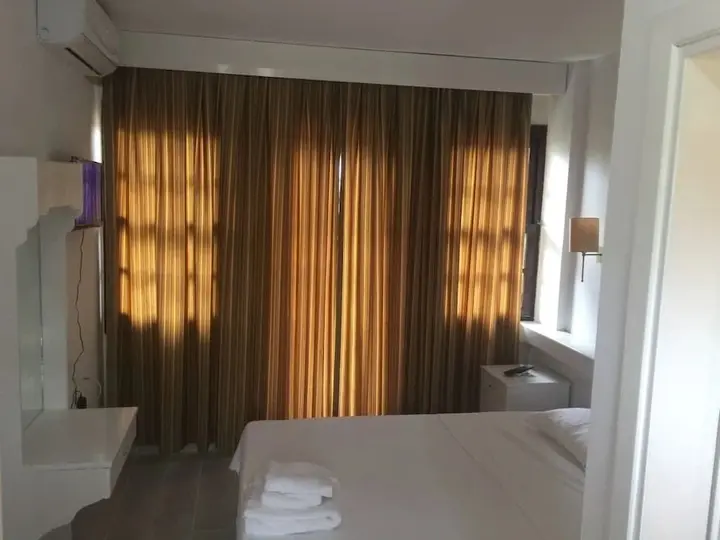 Текирова: Aloha Hotel
