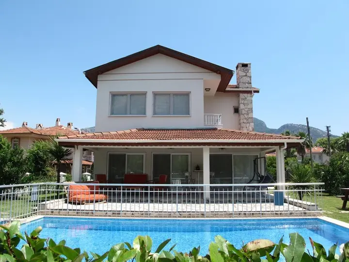 Дальян: Crescent Villa