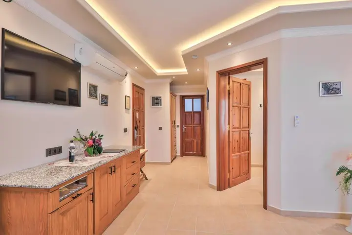 Каш: Hadrian Hotel