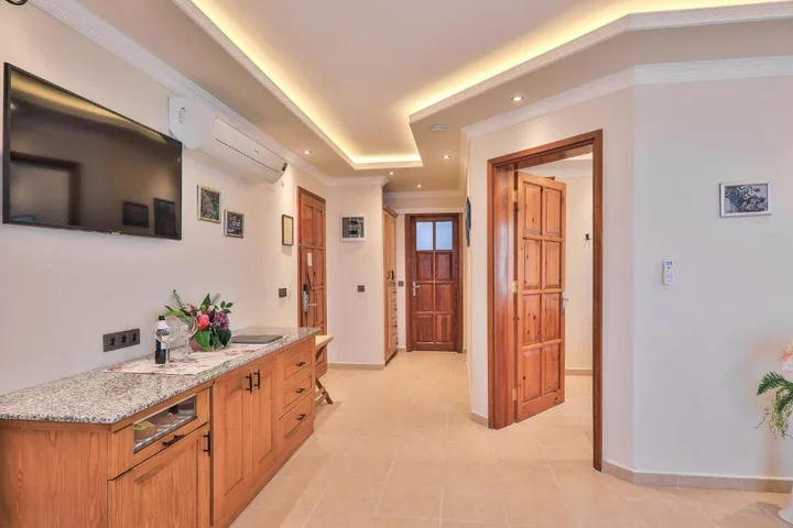 Каш: Hadrian Hotel