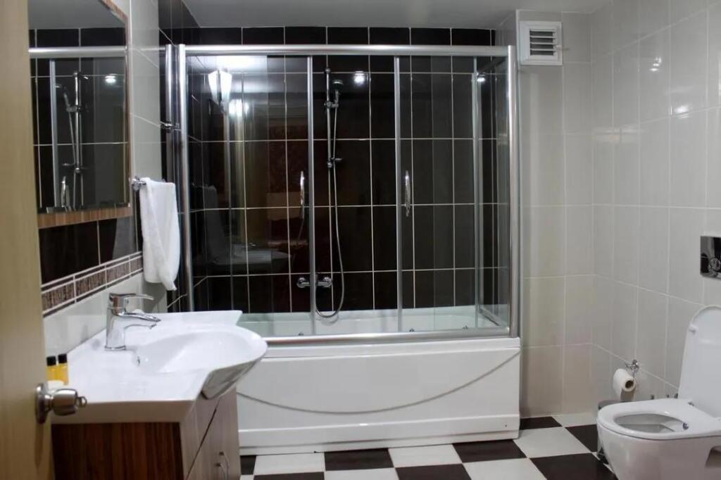 Бююкчекмедже: Grand City Hotel