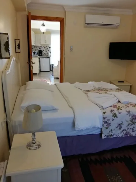 Гокова: Three Palms Suites