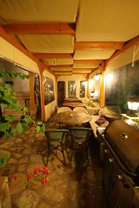 Гокова: Three Palms Suites