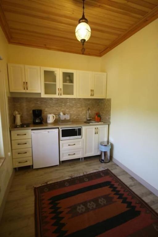 Гокова: Three Palms Suites