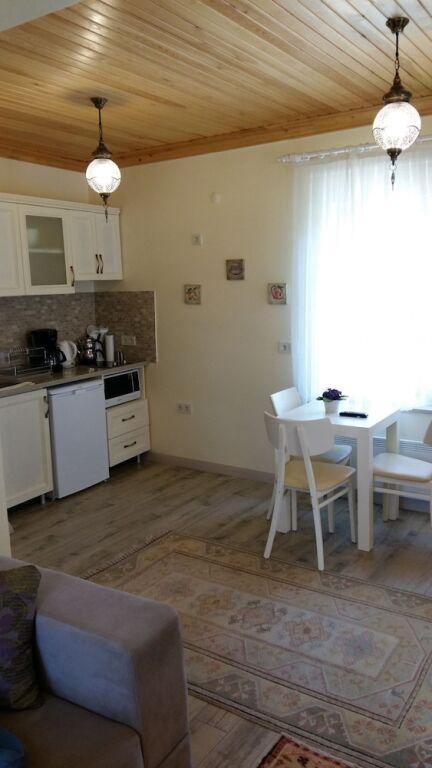 Гокова: Three Palms Suites