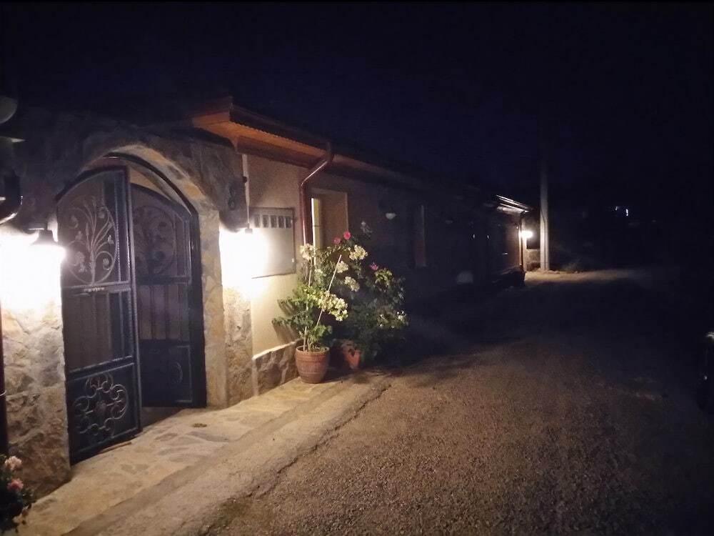 Гокова: Three Palms Suites