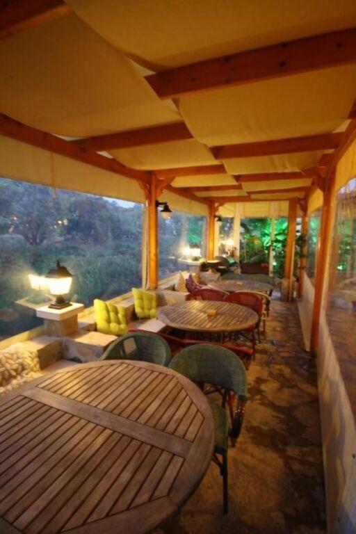 Гокова: Three Palms Suites