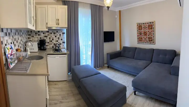 Гокова: Three Palms Suites
