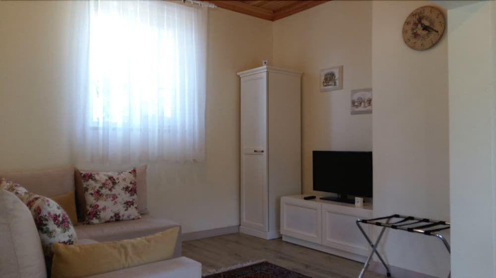 Гокова: Three Palms Suites