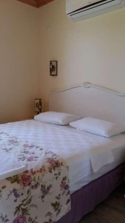 Гокова: Three Palms Suites